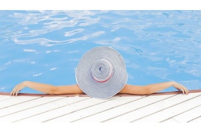 Cloro della piscina: come fare per proteggere pelle e capelli?