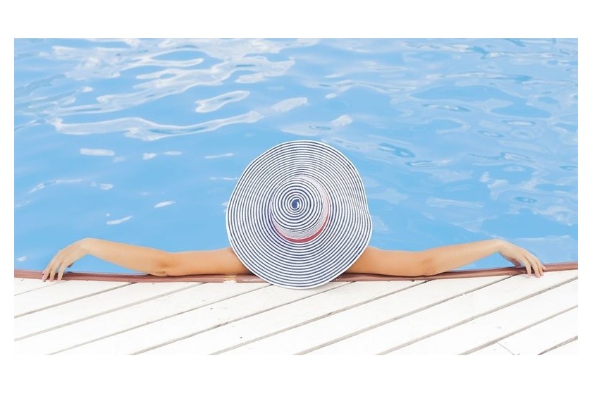 Cloro della piscina: come fare per proteggere pelle e capelli?